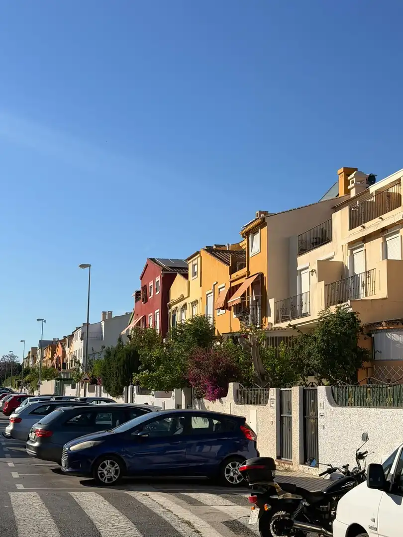 Außenansicht von Einfamilien-Reihenhaus zum Verkauf in Mutxamel mit Klimaanlage, Heizung und Terrasse