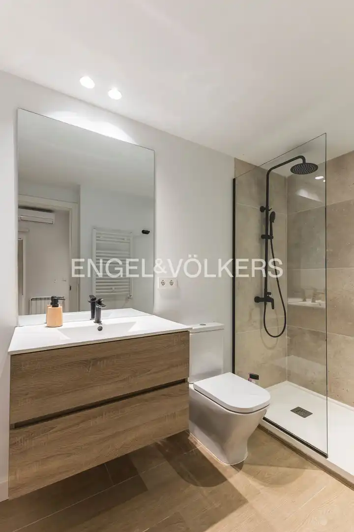 Baño de Planta baja de alquiler en Madrid con Aire acondicionado y Calefacción