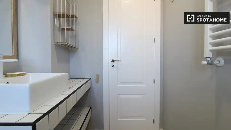 Bathroom of Flat for rent in Madrid  with Air Conditioner, Heating and Furnished
