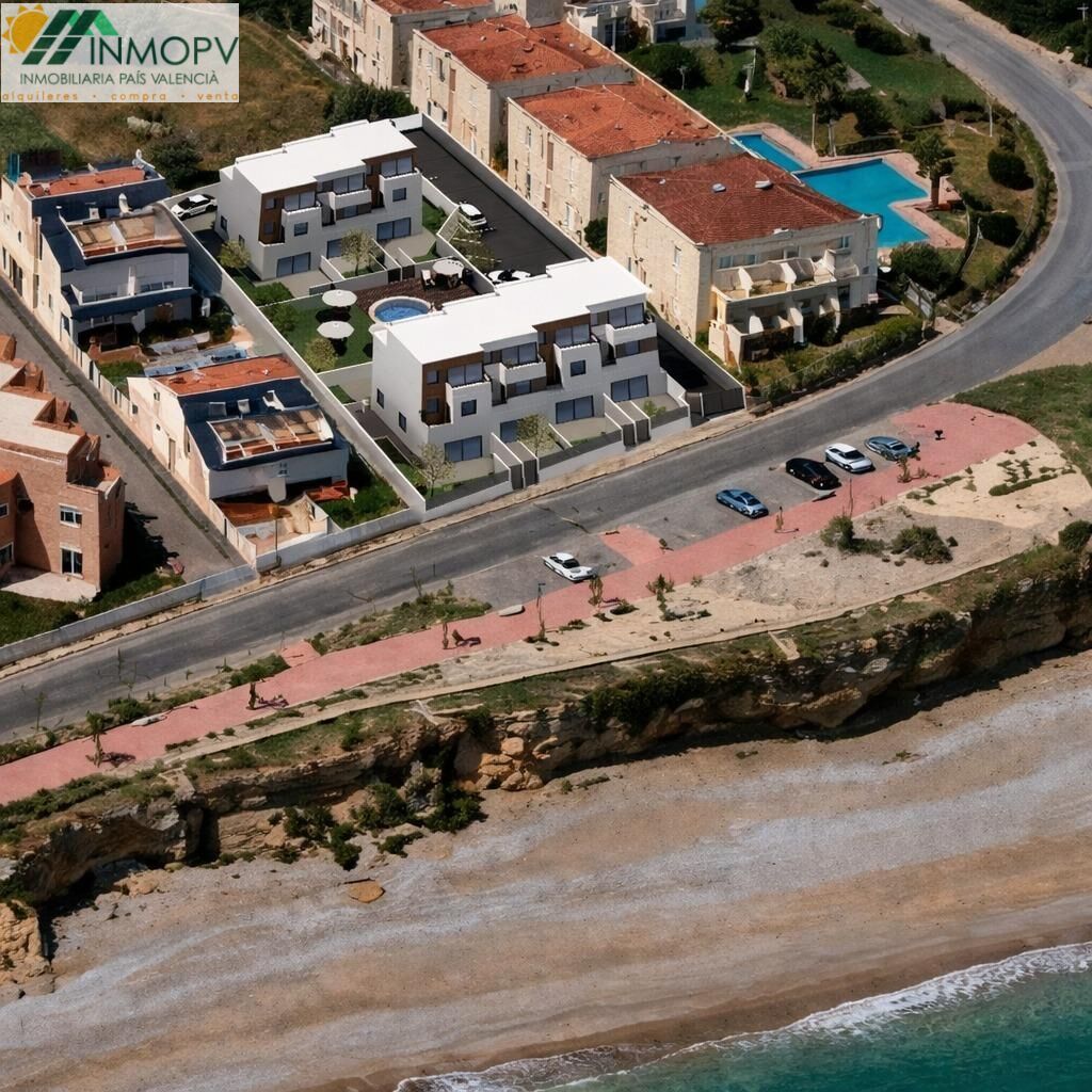 Vista exterior de Casa adosada en venda en Vinaròs amb Aire condicionat, Jardí privat i Terrassa