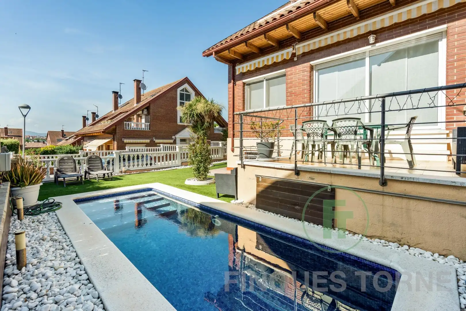 Vista exterior de Casa o xalet en venda en Montcada i Reixac amb Aire condicionat, Jardí privat i Parquet