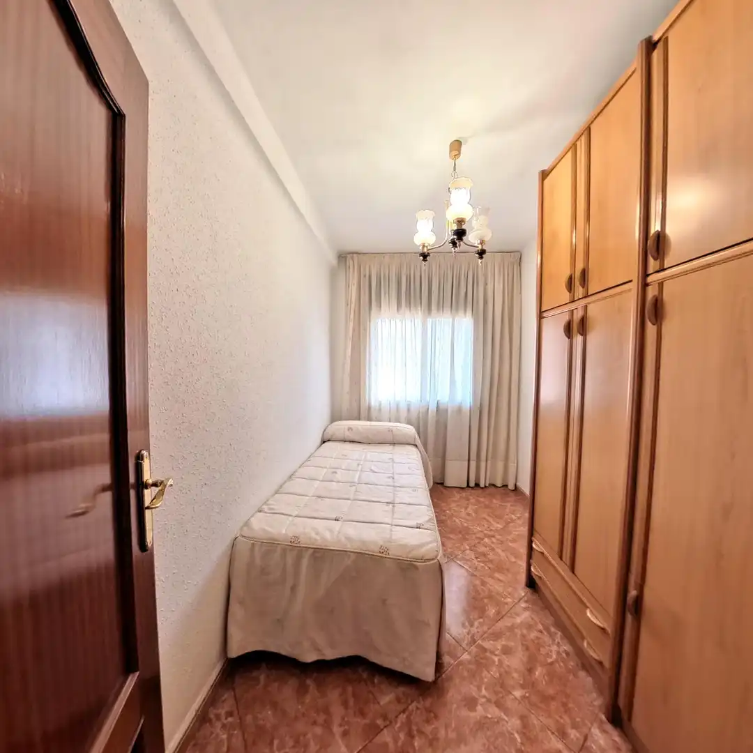 Habitación de Piso en venta en Barcelona con Balcón y Alarma