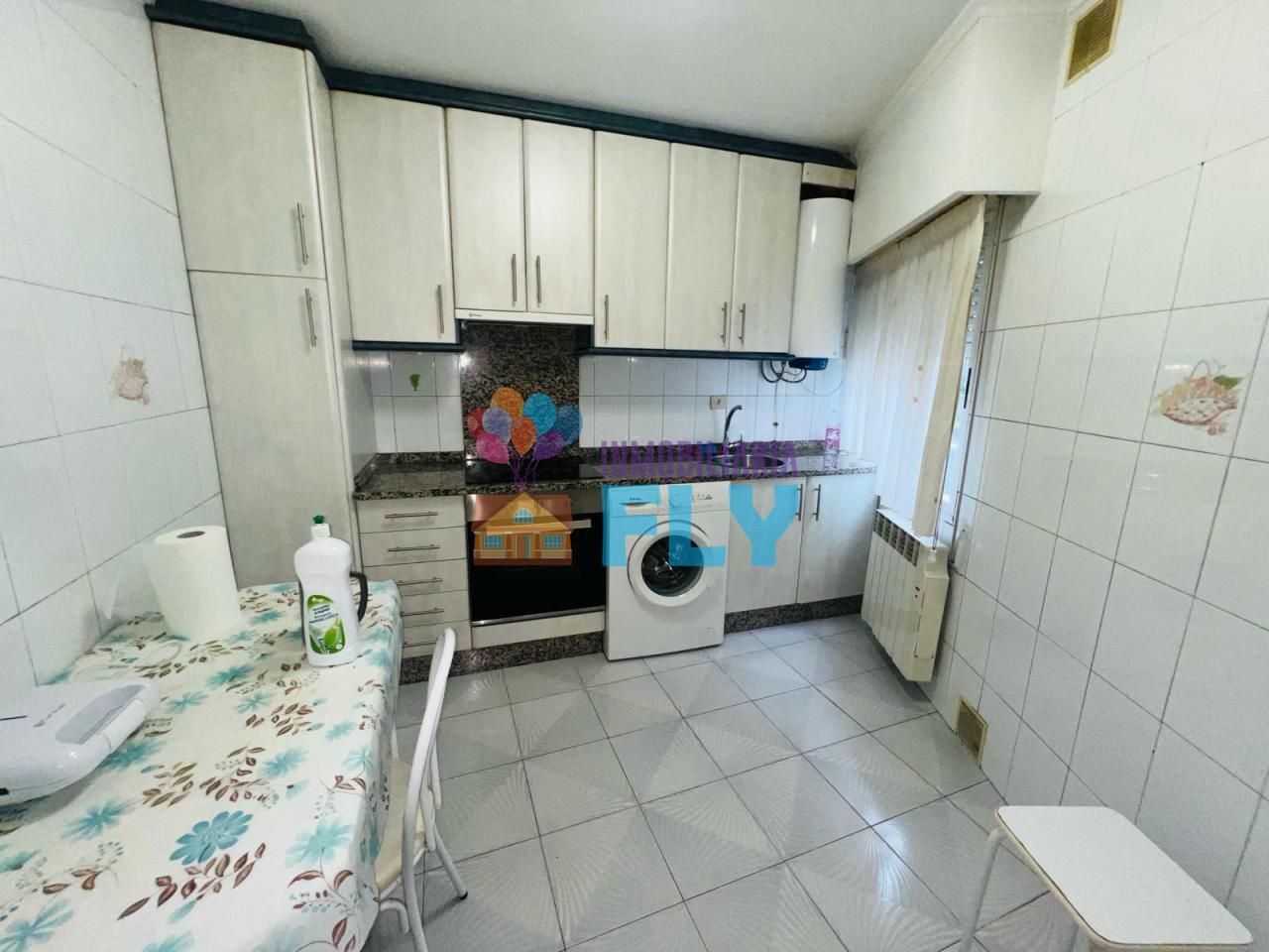 Cuina de Apartament de lloguer en Ourense Capital  amb Calefacció, Parquet i Moblat