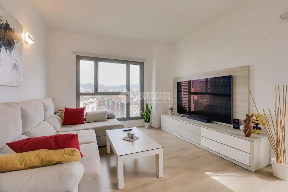 Sala de estar de Piso en venta en L'Hospitalet de Llobregat con Aire acondicionado, Calefacción y Trastero