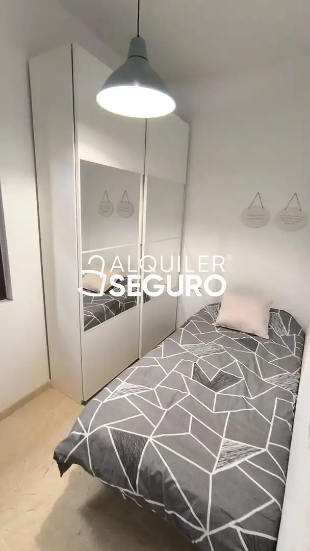 Habitación de Piso de alquiler en Sevilla con Aire acondicionado y Amueblado