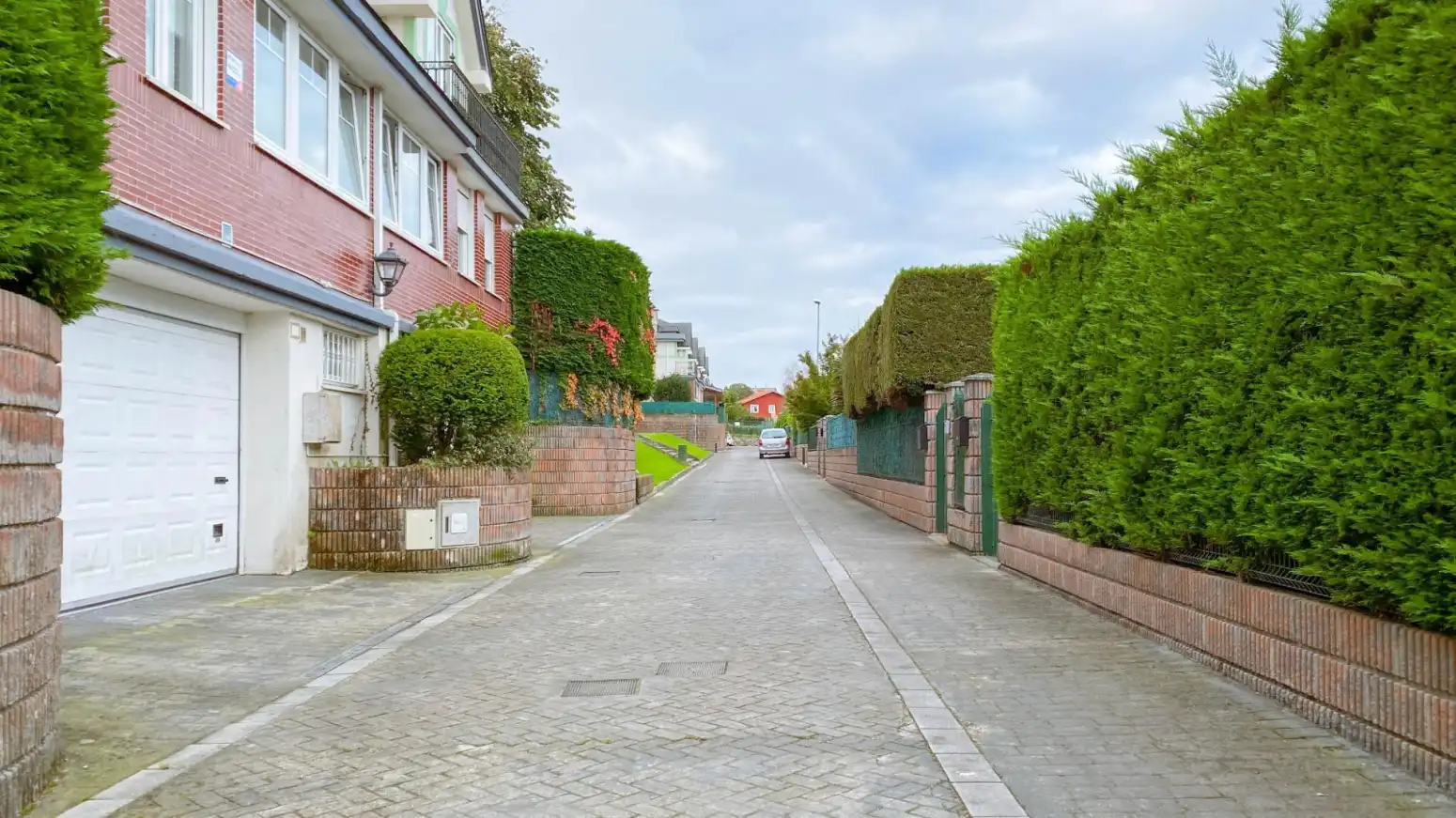 Außenansicht von Einfamilien-Reihenhaus zum Verkauf in Santa Cruz de Bezana mit Heizung, Parkett und Abstellraum