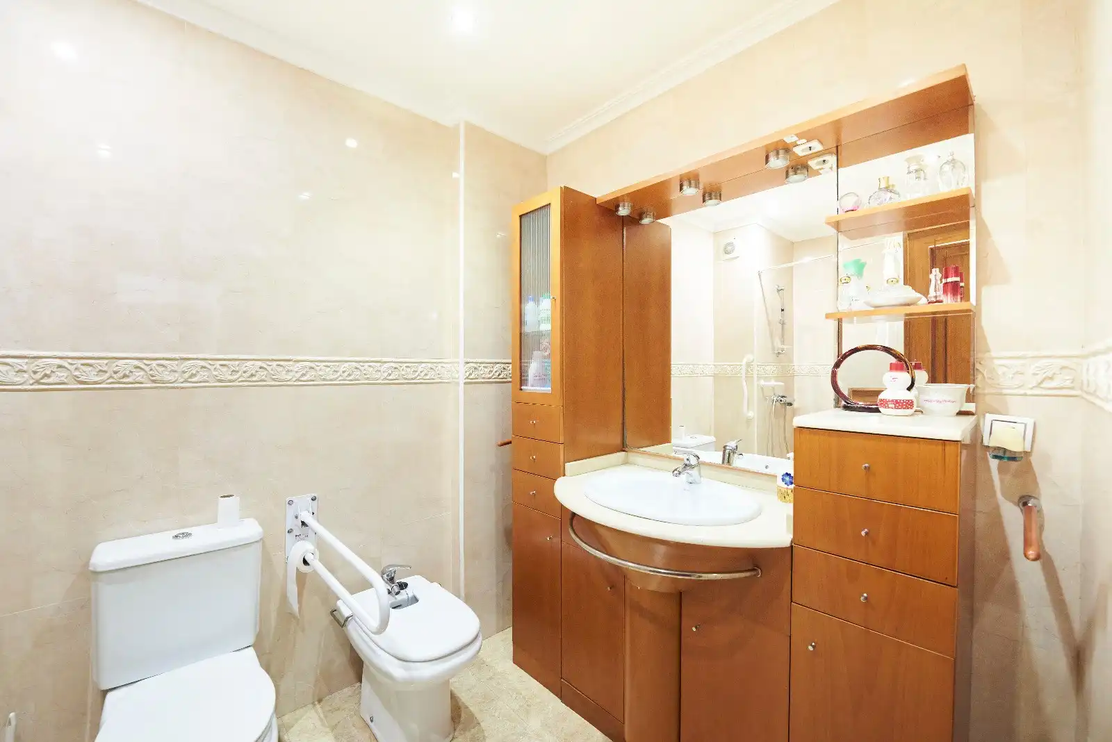 Baño de Piso en venta en Sevilla con Terraza, Trastero y Amueblado