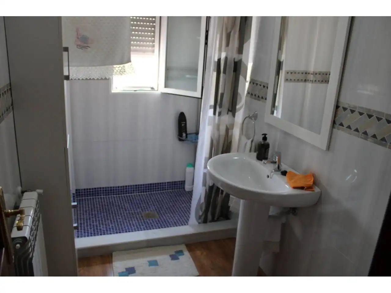 Baño de Finca rústica de alquiler en Jete con Terraza, Piscina y Amueblado