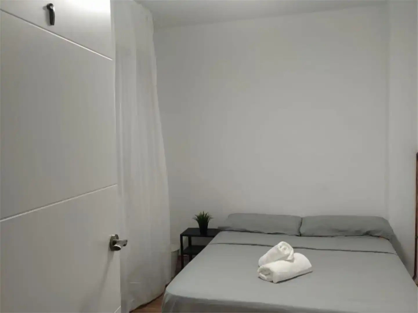 Bedroom of Houses for share in Zaragoza  with Private garden, Parquet flooring and Furnished