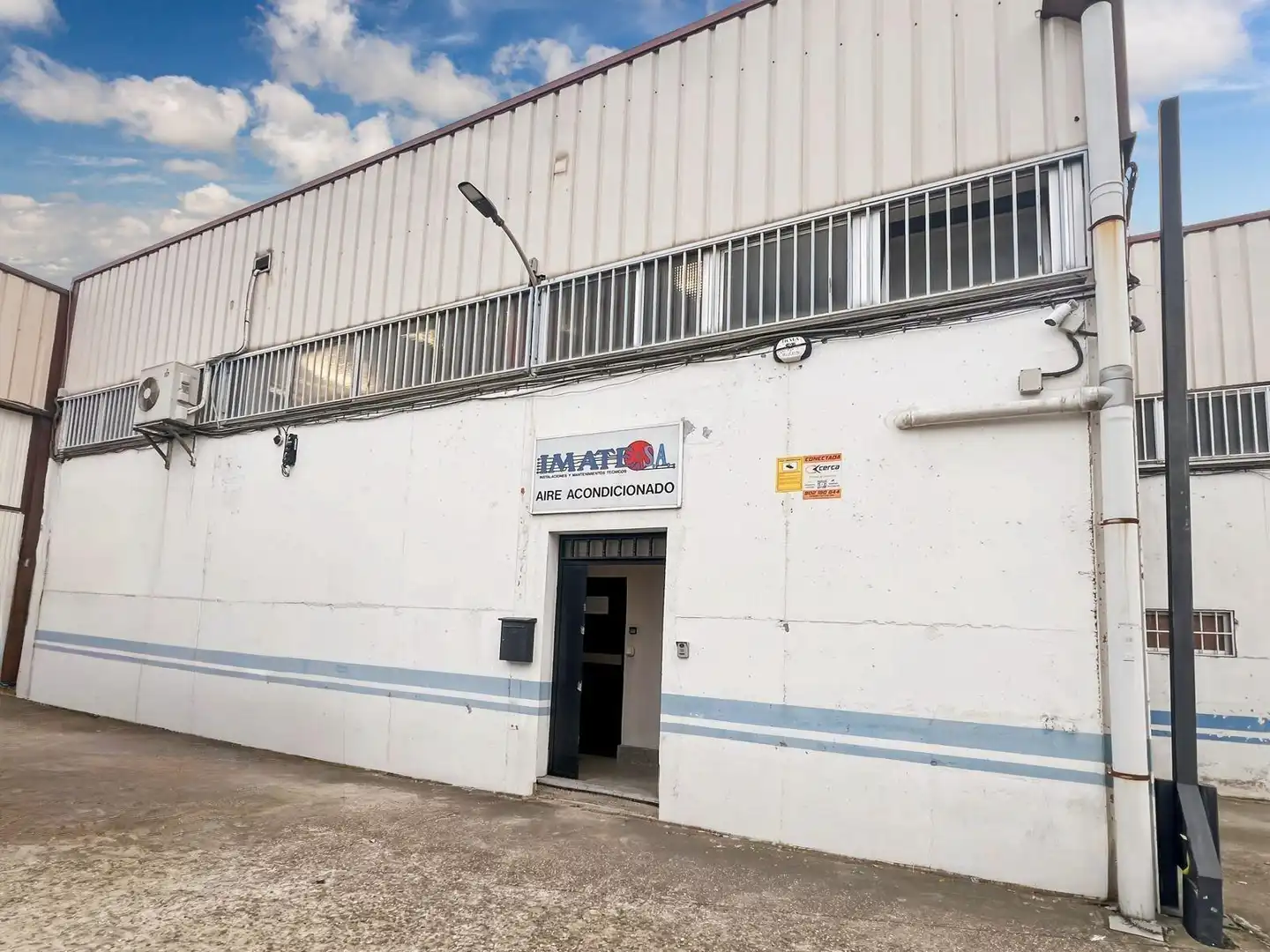 Außenansicht von Fabrikhallen zum Verkauf in Coslada
