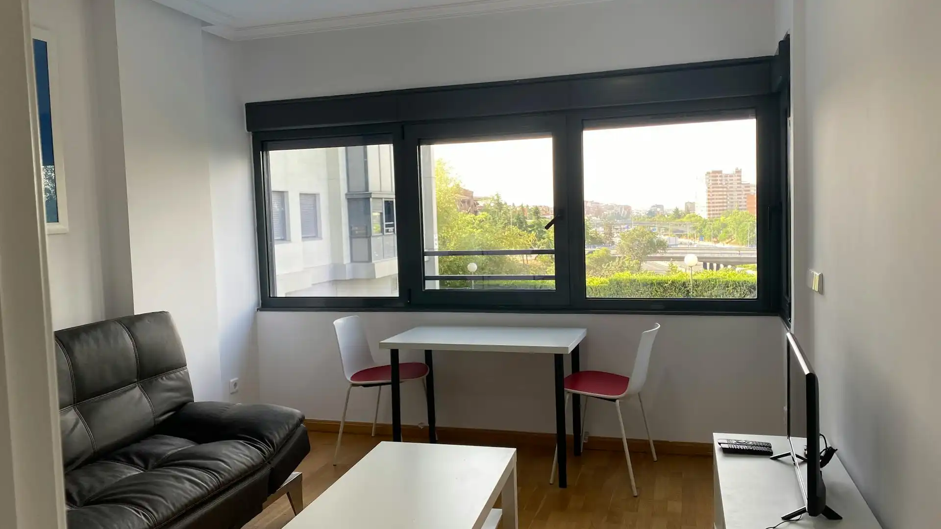 Sala de estar de Piso de alquiler en  Madrid Capital con Aire acondicionado, Calefacción y Jardín privado