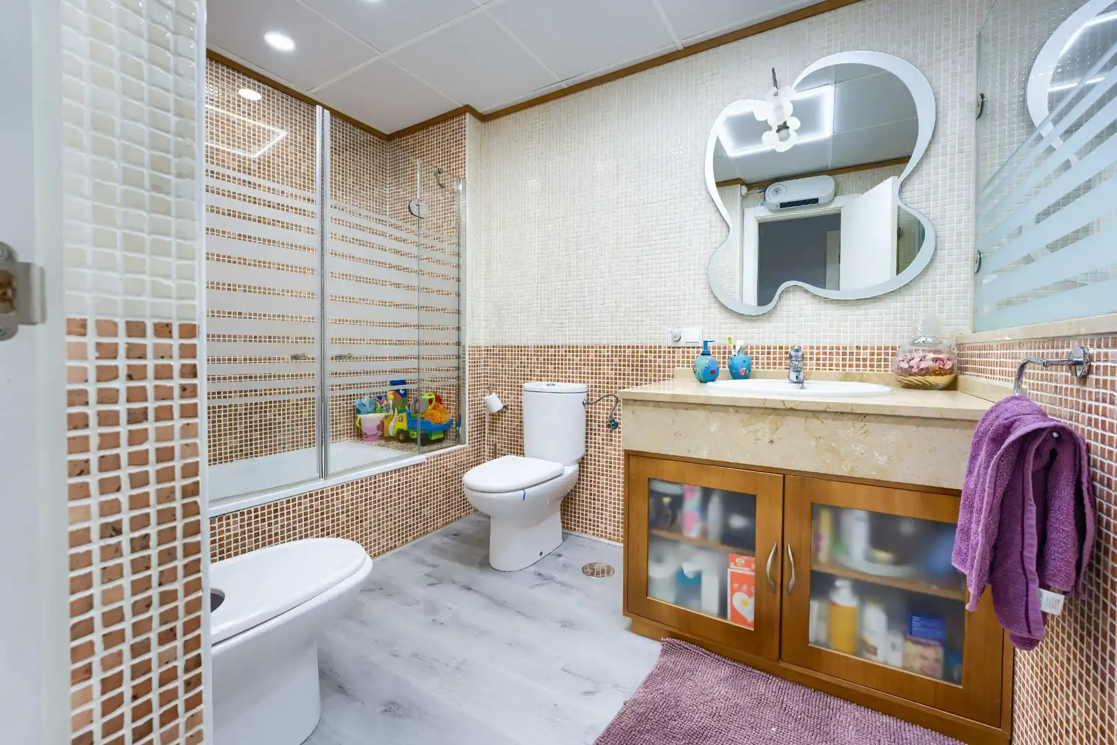 Badezimmer von Einfamilien-Reihenhaus zum Verkauf in Espartinas mit Klimaanlage, Heizung und Parkett