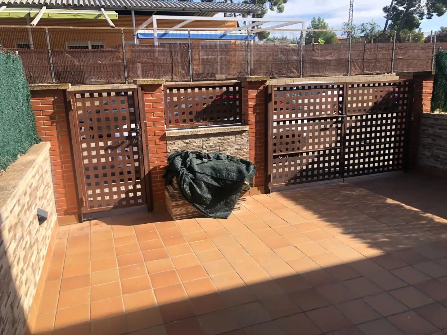Terrasse von Einfamilien-Reihenhaus zum Verkauf in Banyeres del Penedès mit Klimaanlage, Heizung und Privatgarten