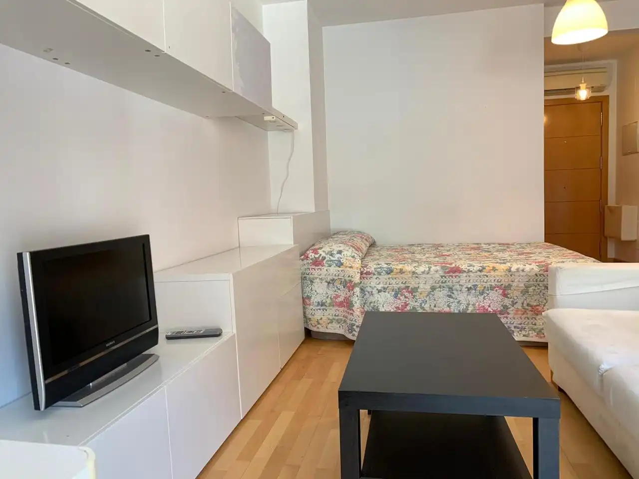 Sala d'estar de Estudi en venda en Pozuelo de Alarcón amb Aire condicionat, Calefacció i Moblat