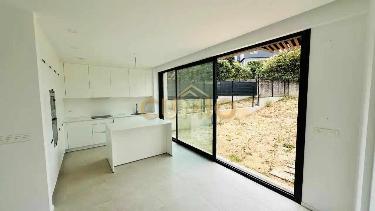 Küche von Einfamilien-Reihenhaus zum Verkauf in Nigrán mit Heizung, Privatgarten und Terrasse