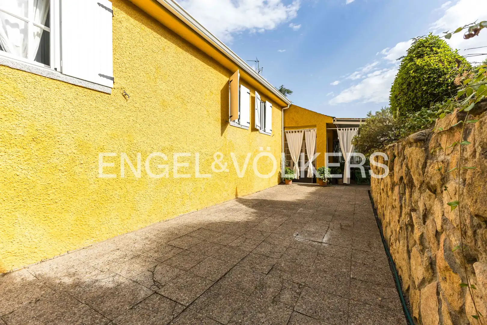 Terrassa de Casa o xalet en venda en Tres Cantos amb Calefacció, Jardí privat i Parquet