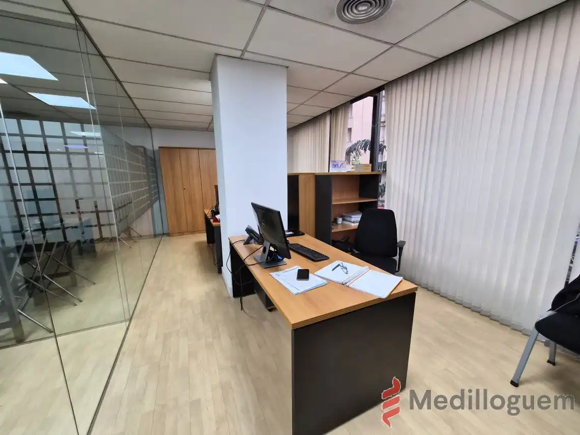 Oficina de alquiler en Les Corts