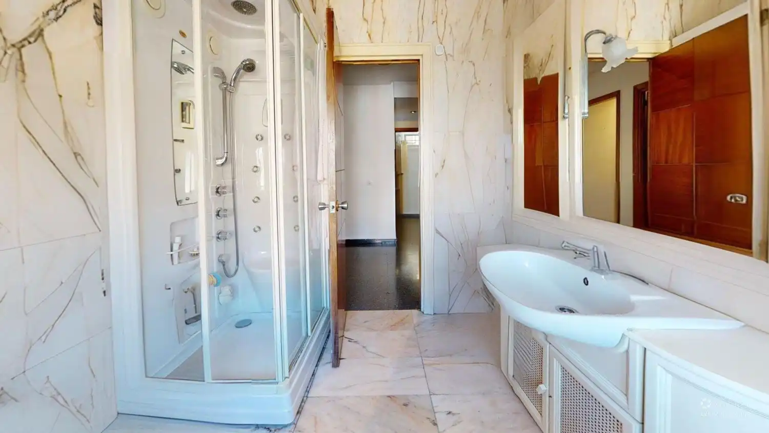 Bathroom of Flat for sale in Sevilla  with Air Conditioner, Terrace and Storage room
