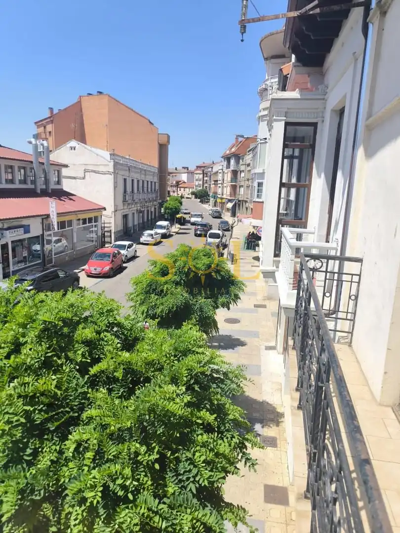 Vista exterior de Casa o chalet en venta en La Bañeza  con Calefacción, Parquet y Trastero
