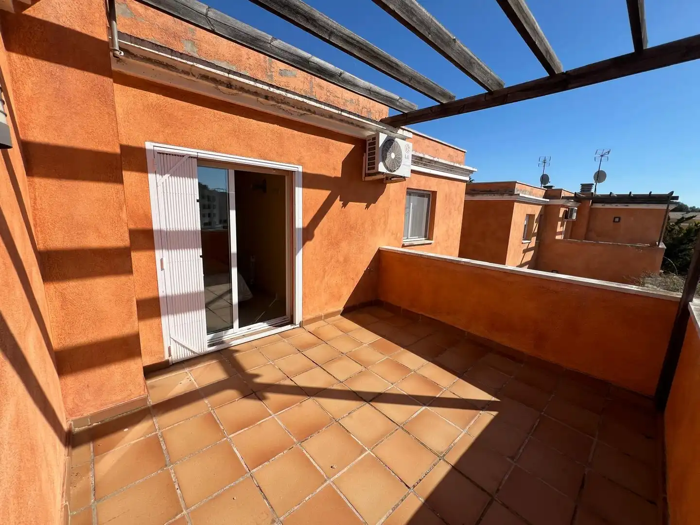 Terrasse von Einfamilien-Reihenhaus zum Verkauf in El Vendrell mit Klimaanlage, Heizung und Terrasse