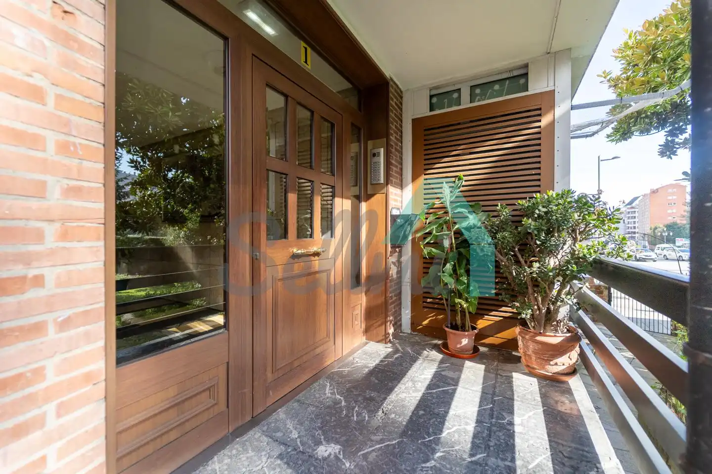 Vista exterior de Piso en venta en Oviedo  con Calefacción, Parquet y Terraza