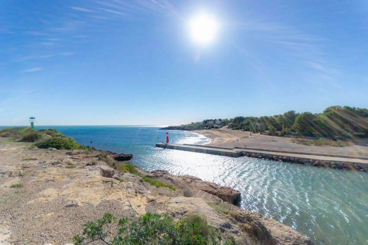 Vista exterior de Casa o xalet en venda en L'Ametlla de Mar  amb Aire condicionat, Calefacció i Jardí privat