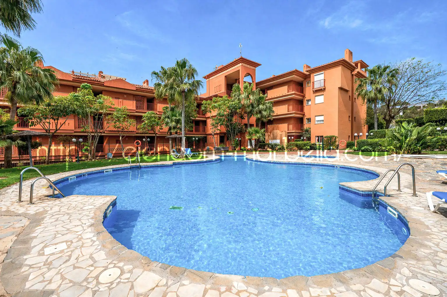 Außenansicht von Wohnungen zum Verkauf in Marbella mit Klimaanlage, Terrasse und Möbliert