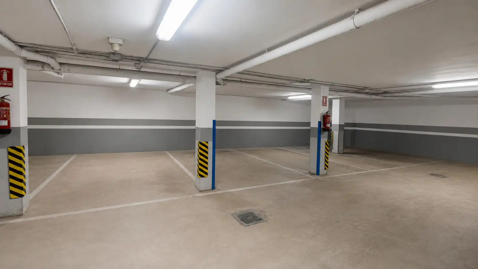 Parking de Casa adosada en venta en Lora del Río con Aire acondicionado, Terraza y Trastero
