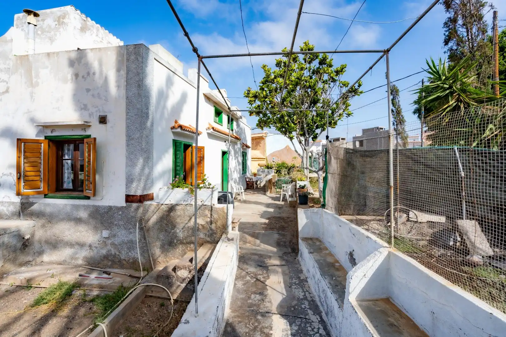 Vista exterior de Casa adosada en venta en Guía de Isora con Jardín privado y Terraza