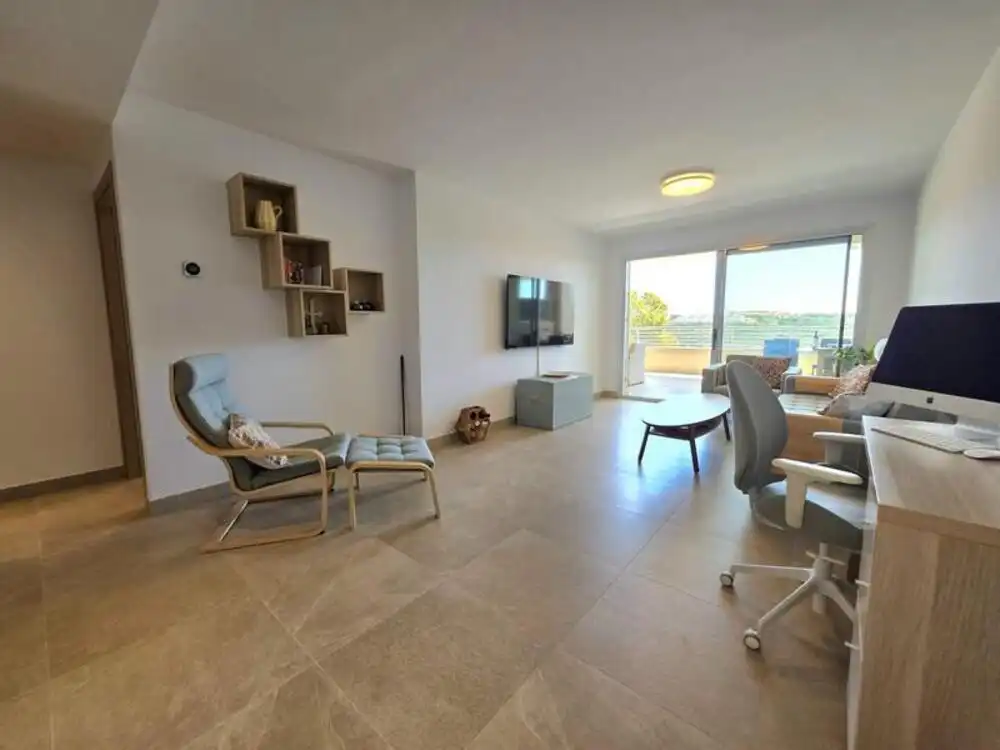 Sala d'estar de Apartament de lloguer en Estepona amb Aire condicionat, Terrassa i Piscina