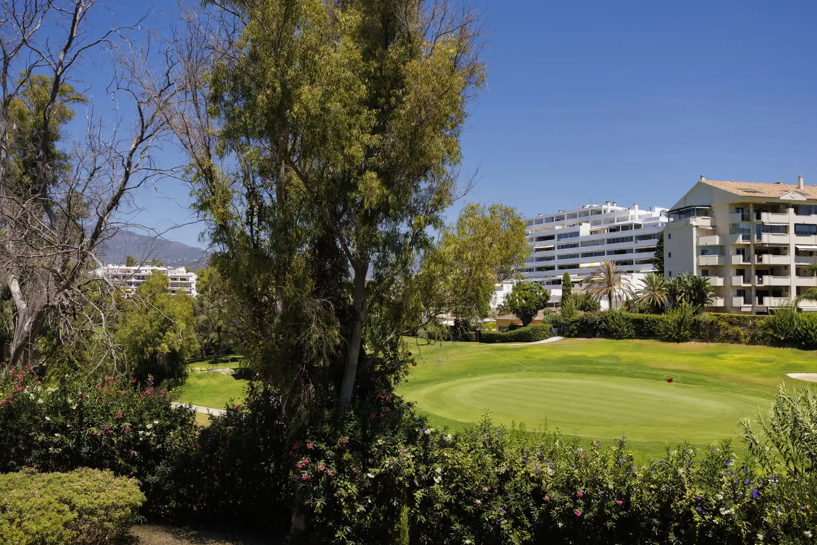 Außenansicht von Wohnungen zum Verkauf in Marbella mit Klimaanlage, Terrasse und Schwimmbad