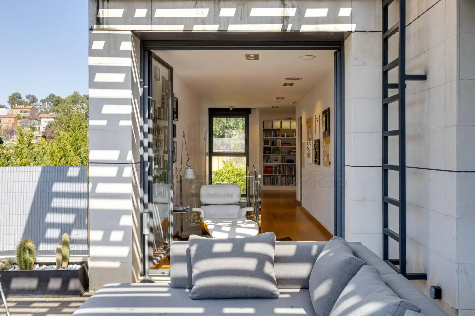 Sala d'estar de Casa o xalet en venda en Sant Cugat del Vallès amb Aire condicionat, Calefacció i Jardí privat