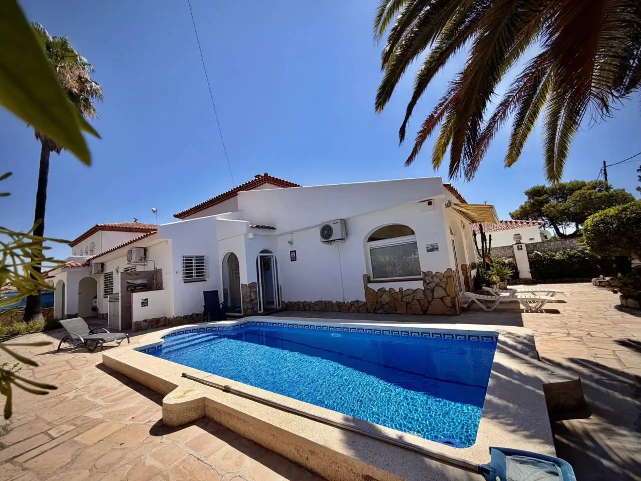 Vista exterior de Casa o xalet en venda en Mont-roig del Camp amb Aire condicionat, Calefacció i Jardí privat