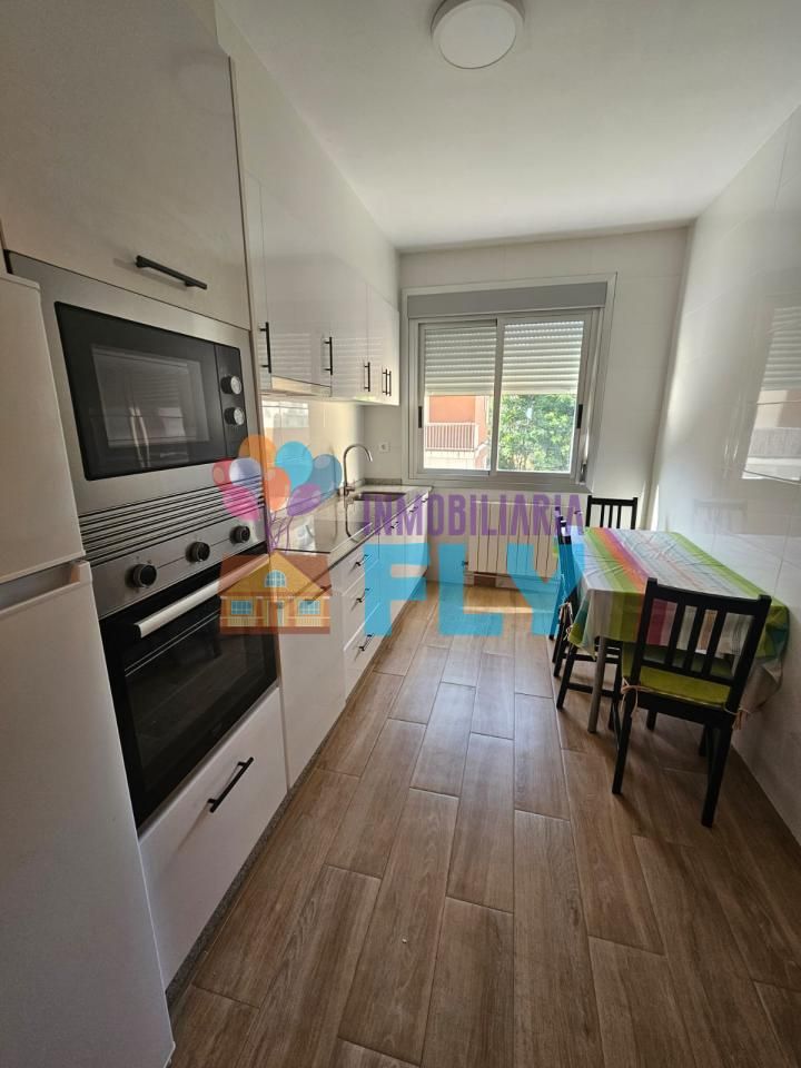 Cuina de Pis de lloguer en Ourense Capital  amb Calefacció, Parquet i Moblat