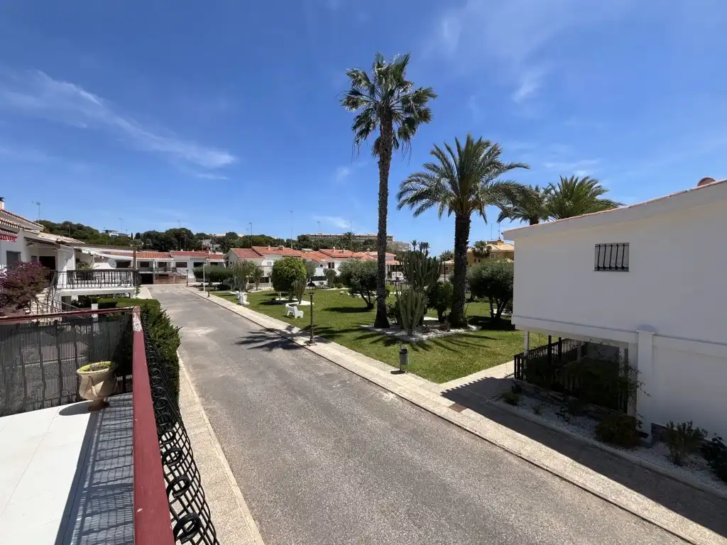 Vista exterior de Casa o xalet en venda en Orihuela amb Jardí privat, Terrassa i Traster