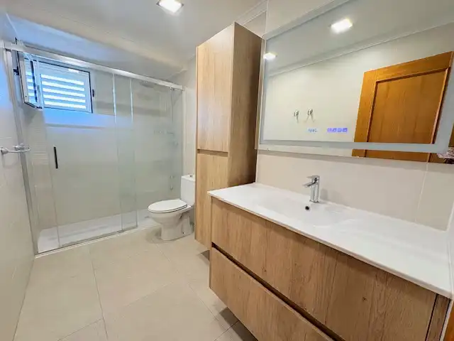 Badezimmer von Einfamilien-Reihenhaus zur Miete in Benaguasil mit Klimaanlage, Terrasse und Ofen