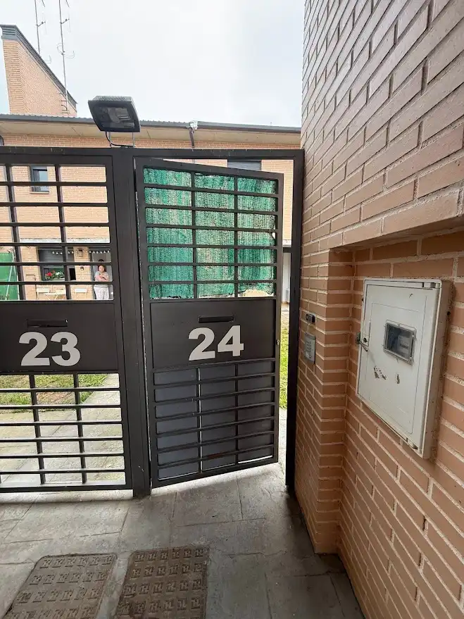 Aparcament de Casa adosada en venda en Garrafe de Torío amb Calefacció, Jardí privat i Parquet