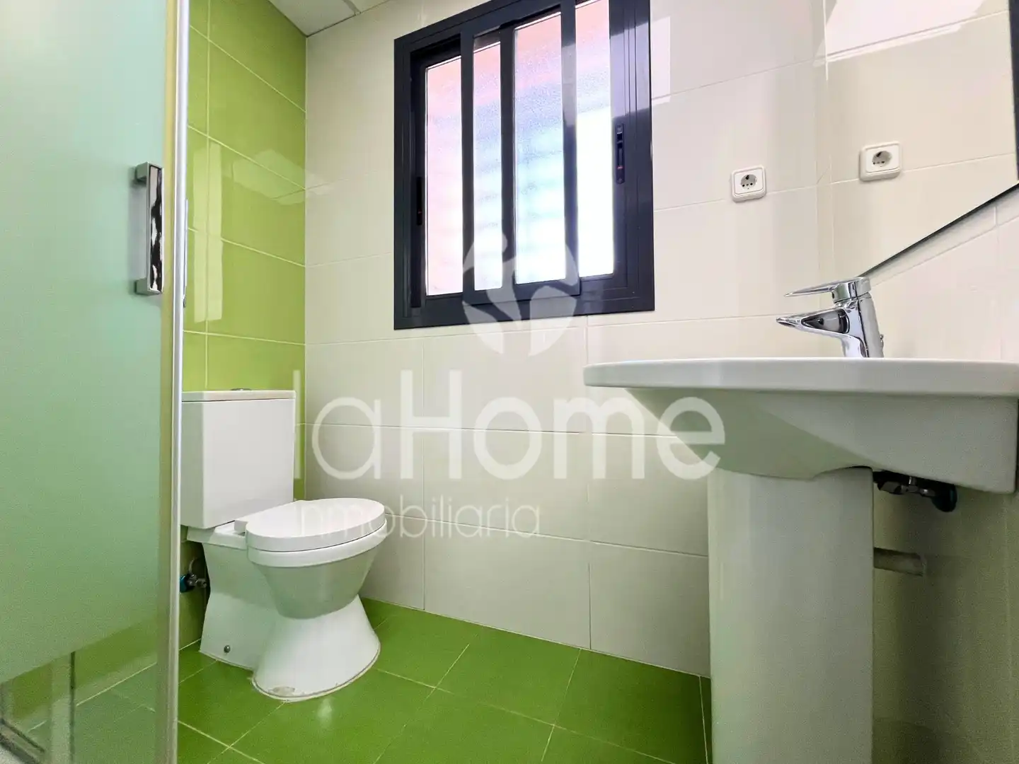 Bathroom of Houses for sale in La Pobla de Vallbona  with Air Conditioner, Parquet flooring and Terrace