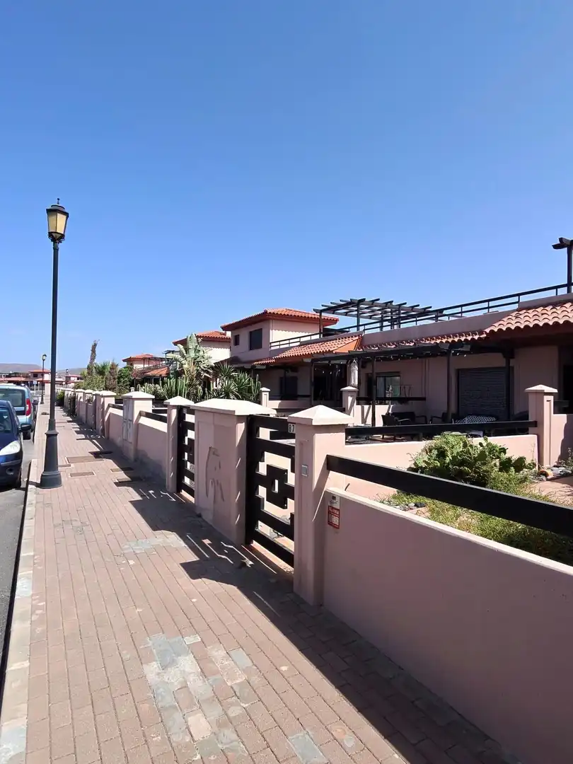 Vista exterior de Casa adosada en venda en La Oliva amb Aire condicionat, Jardí privat i Terrassa