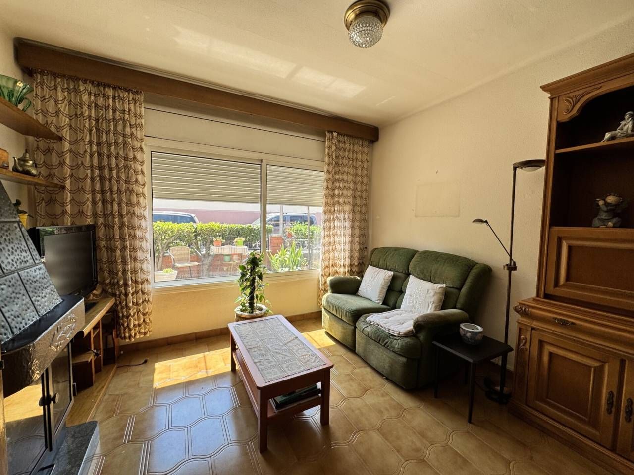 Sala d'estar de Casa o xalet en venda en Olot amb Calefacció, Jardí privat i Terrassa