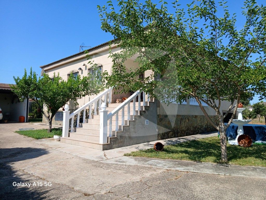 Exterior view of House or chalet for sale in Badajoz Capital  with Air Conditioner, Private garden and Terrace