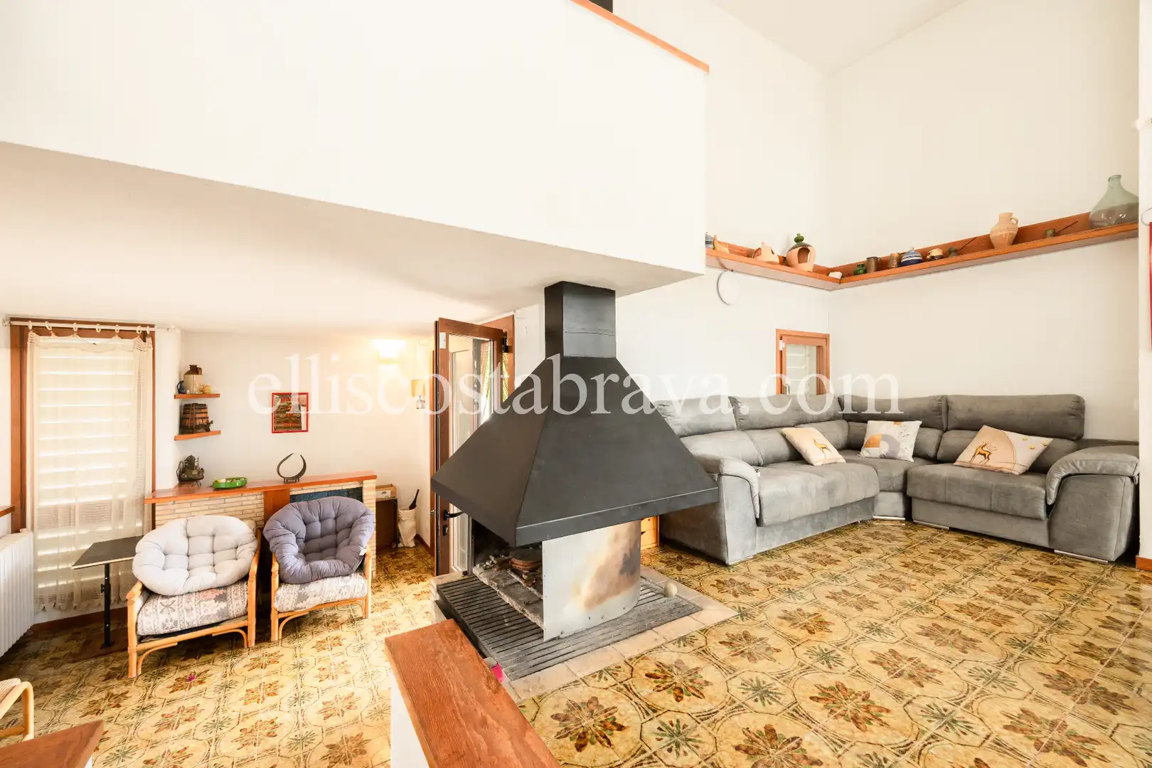 Sala d'estar de Casa o xalet en venda en L'Escala amb Aire condicionat, Calefacció i Jardí privat