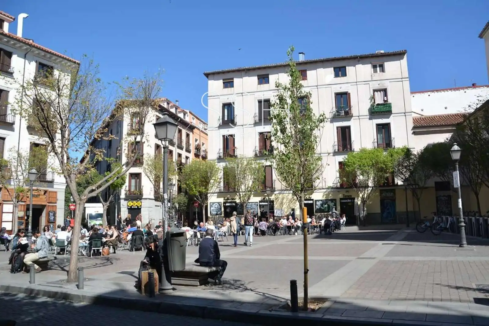 Vista exterior de Edifici en venda en Madrid