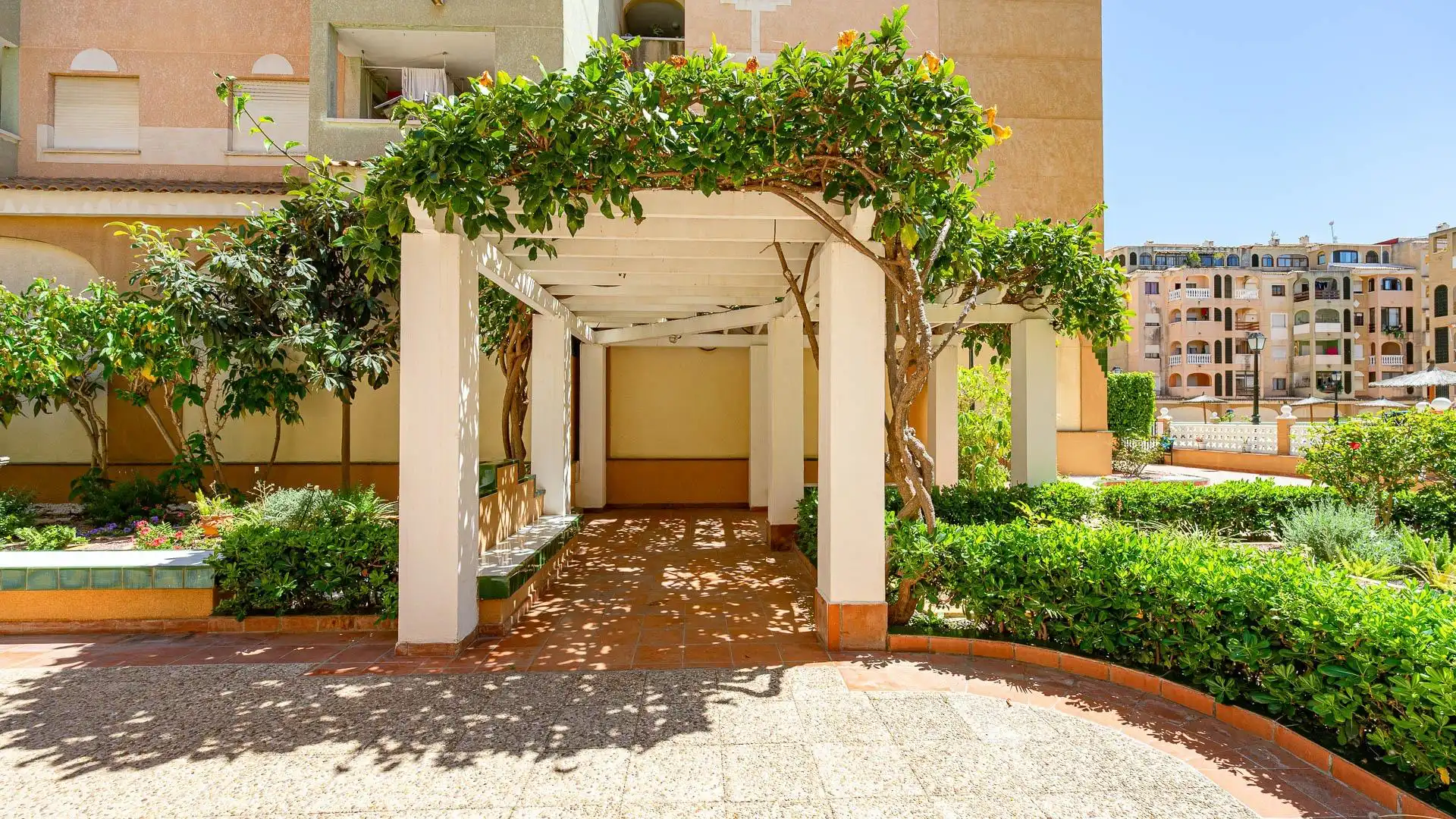 Wohnung zum Verkauf in Torrevieja mit Klimaanlage, Heizung und Privatgarten