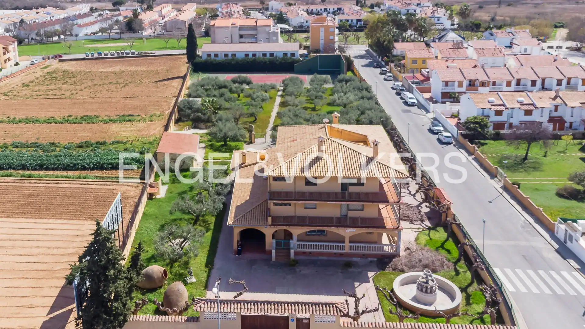 Vista exterior de Casa o xalet en venda en Torredembarra amb Calefacció, Jardí privat i Terrassa