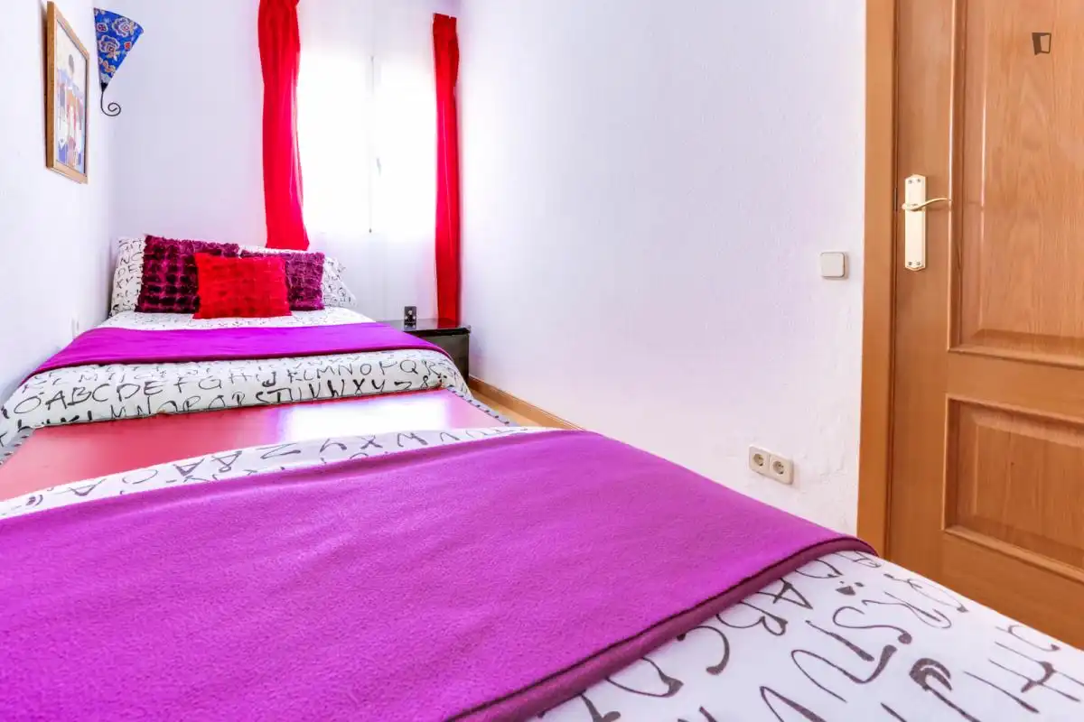 Dormitori de Apartament de lloguer en Madrid amb Aire condicionat, Moblat i Rentadora