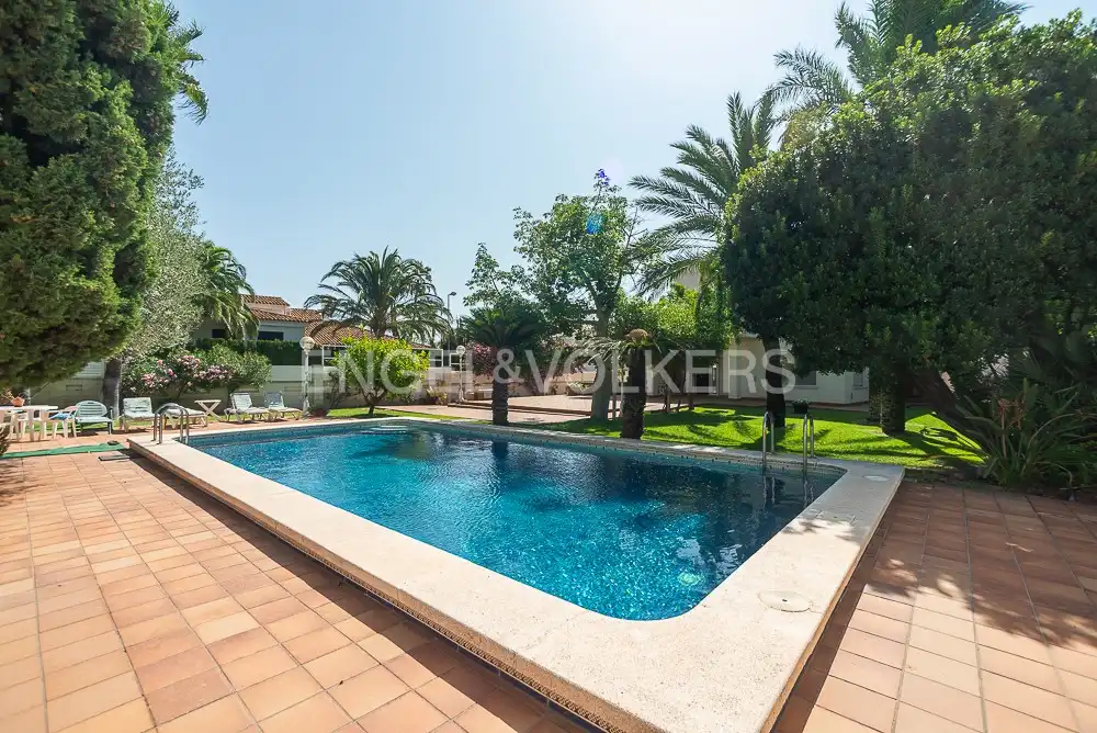 Piscina de Casa o xalet en venda en Benicasim / Benicàssim amb Calefacció, Jardí privat i Terrassa