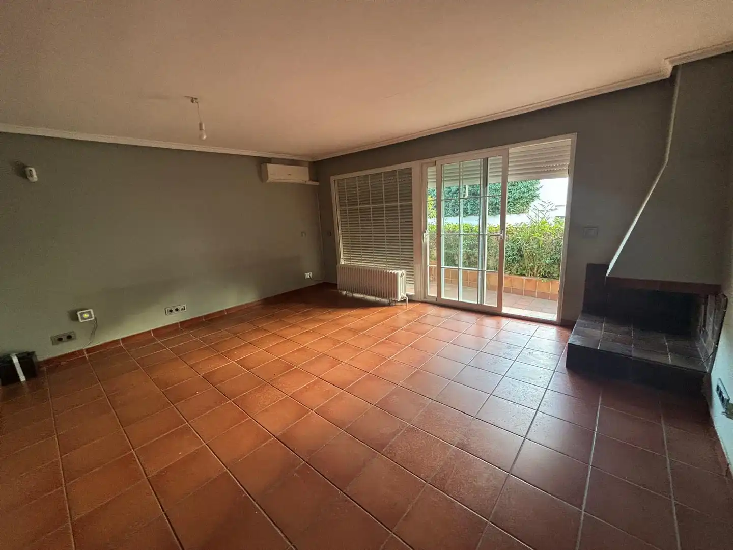 Sala d'estar de Casa adosada en venda en Pozuelo de Alarcón