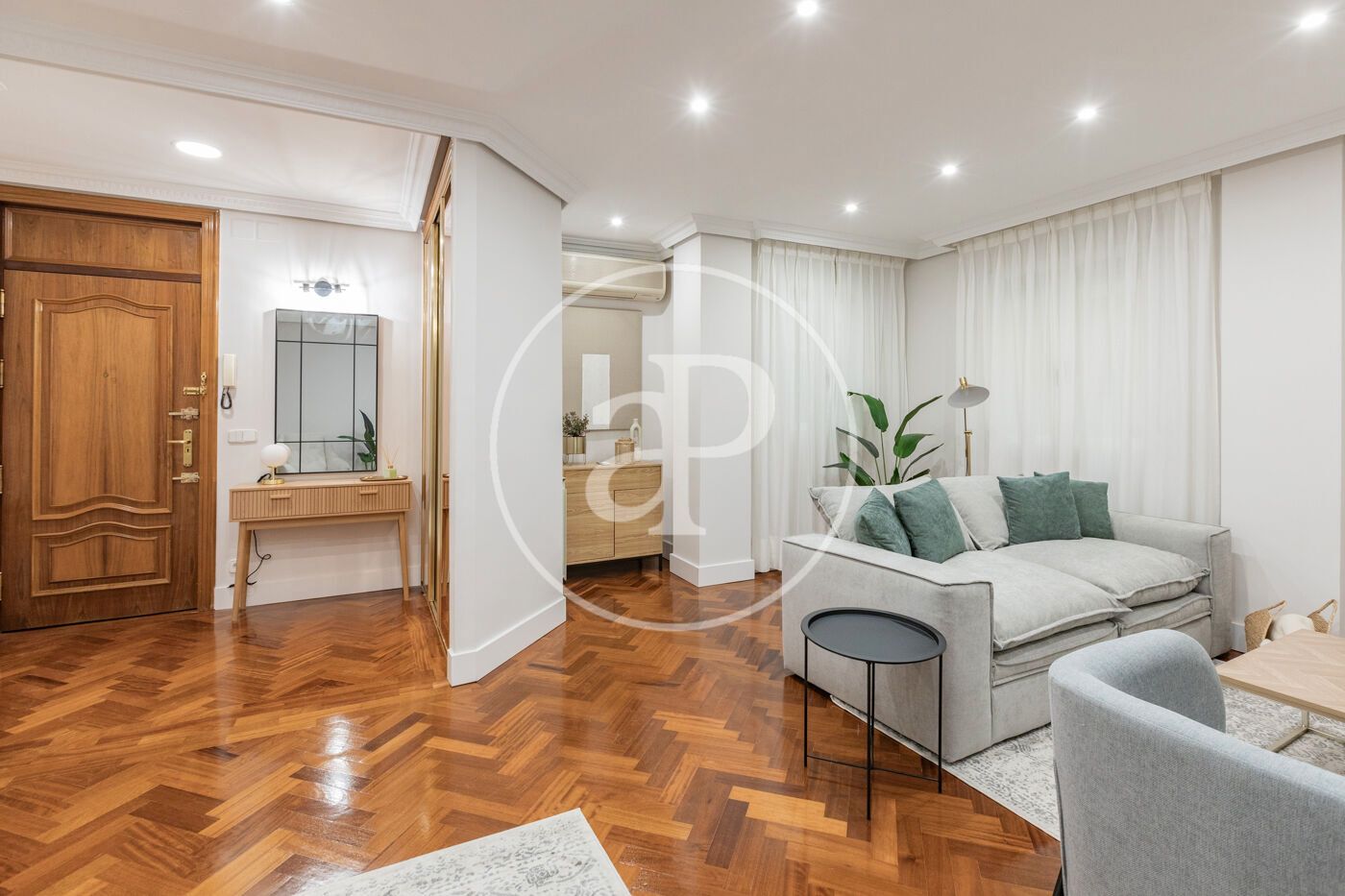 Sala d'estar de Pis en venda en  Madrid Capital amb Aire condicionat, Calefacció i Moblat