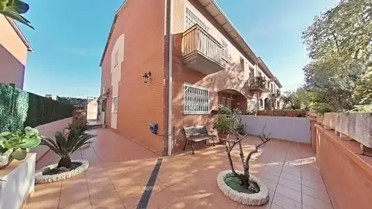 Vista exterior de Casa o chalet en venta en Santa Perpètua de Mogoda con Aire acondicionado, Calefacción y Jardín privado